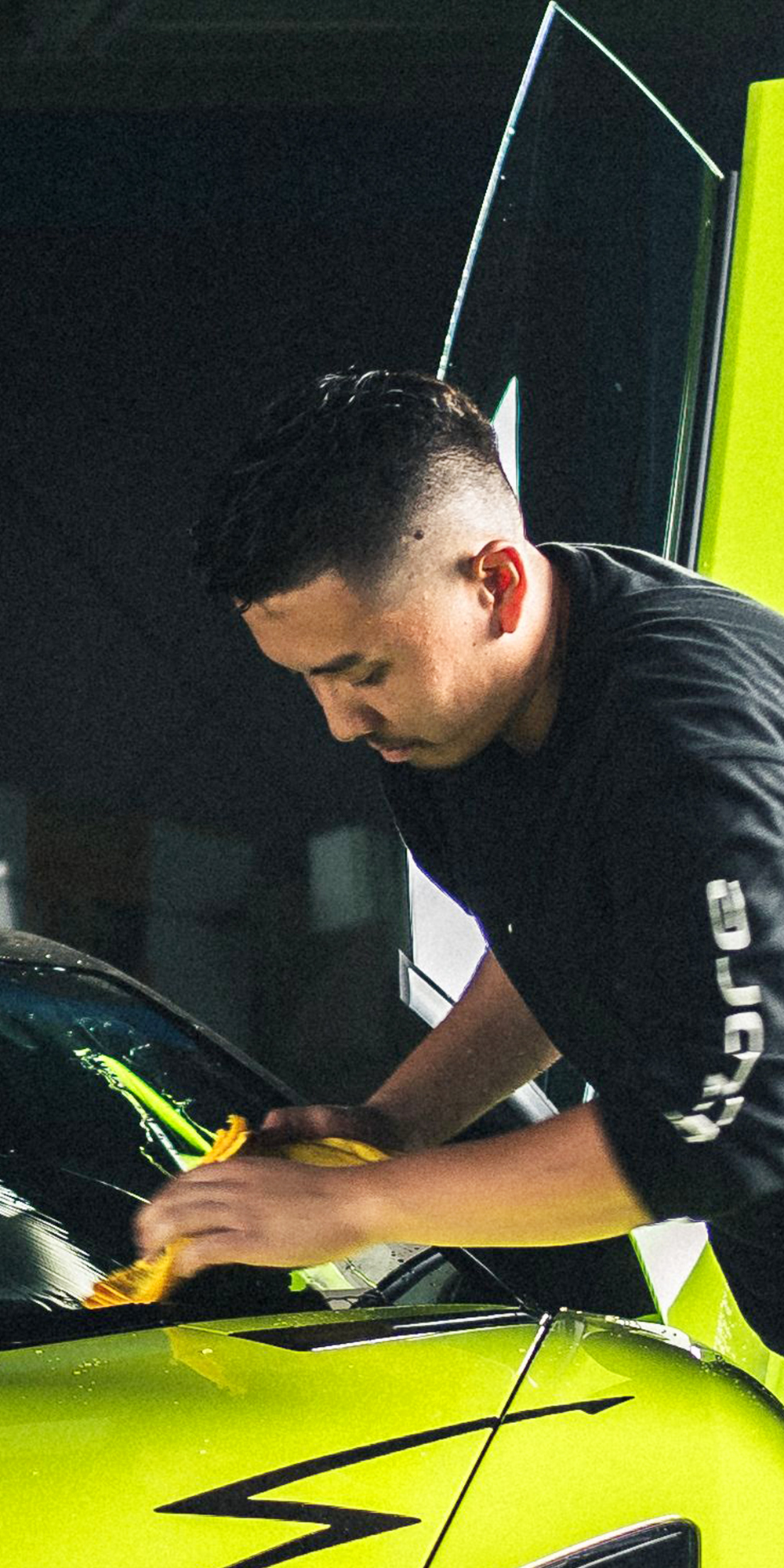 採用情報  | 技術と情熱を結集し、ツヤと輝きを維持できるコーティングを提供 コーティング技術者